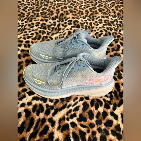 Hoka Women’s Clifton 9 size 6B Light Blue with Neon Yellow Accents Running Shoes - Picture 2 of 5